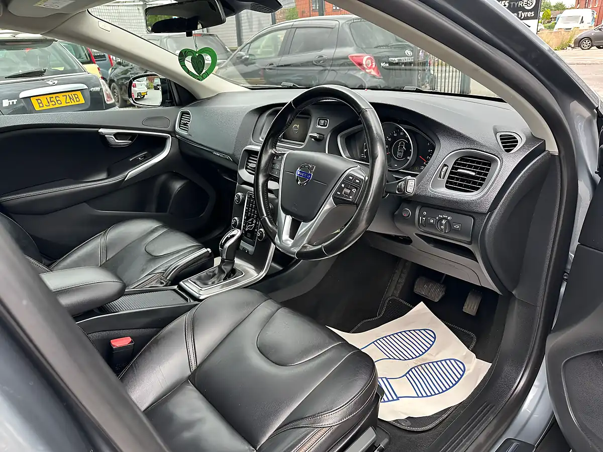 Used 2014 Volvo V40 Cross Country Lux Grey - Interior and Exterior details 10