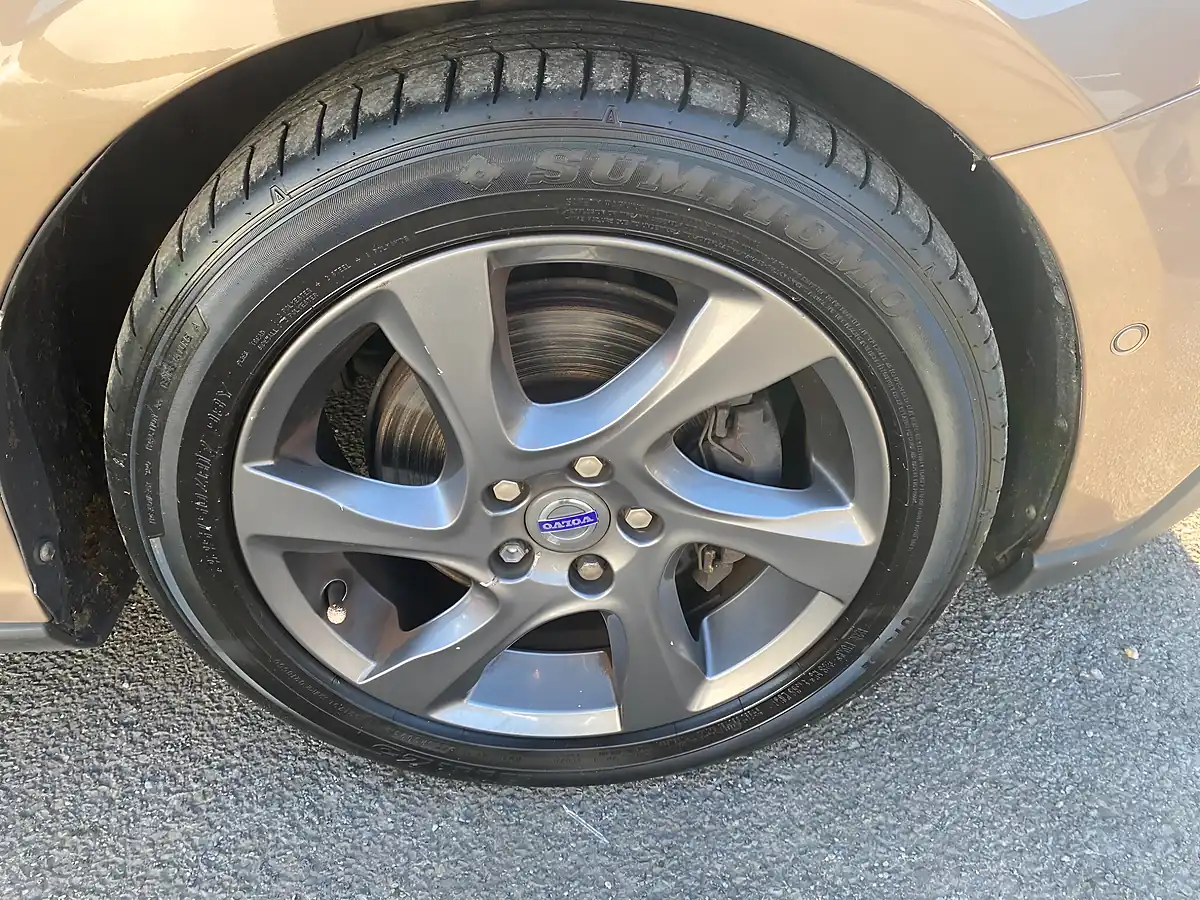 Used 2014 Volvo V40 Cross Country Lux Nav Bronze - Interior and Exterior details 6