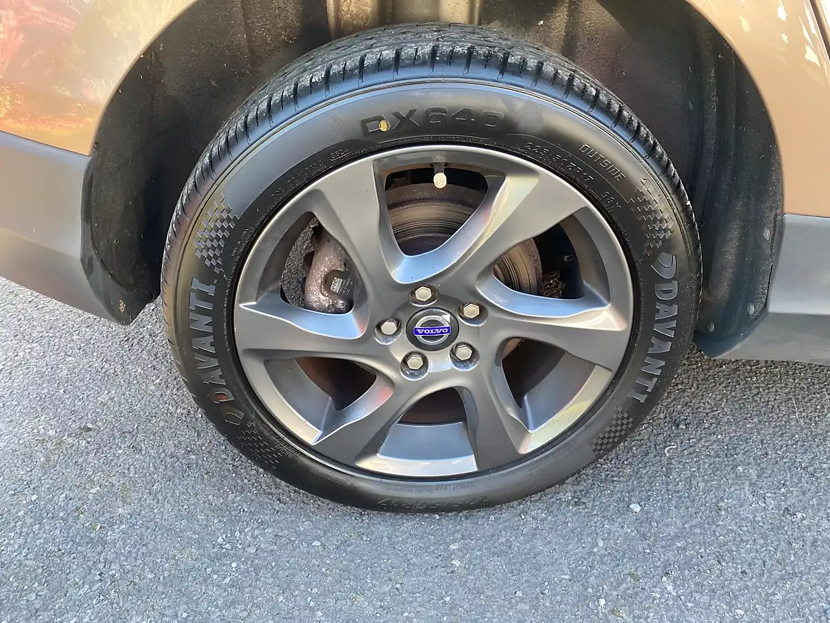 Used 2014 Volvo V40 Cross Country Lux Nav Bronze - Interior and Exterior details 7