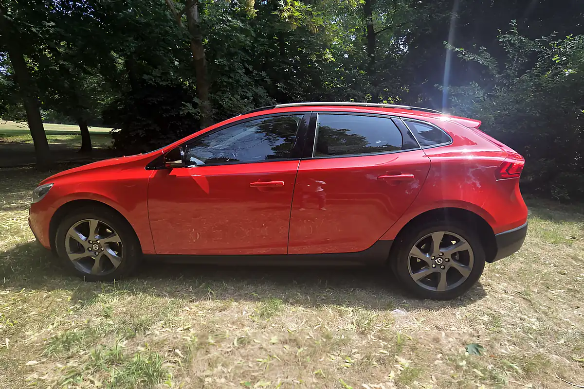 Used 2014 Volvo V40 Cross Country Lux Red - Interior and Exterior details 4