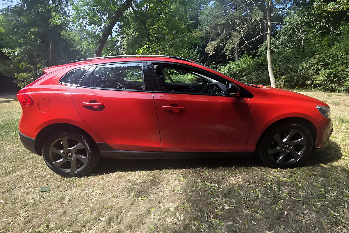 Used 2014 Volvo V40 Cross Country Lux Red - Interior and Exterior details 8
