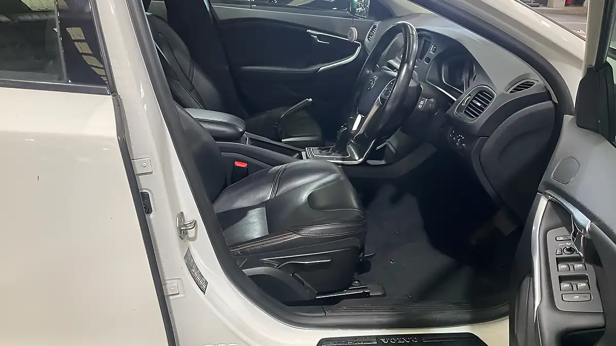Used 2014 Volvo V40 Cross Country Lux White - Interior and Exterior details 6