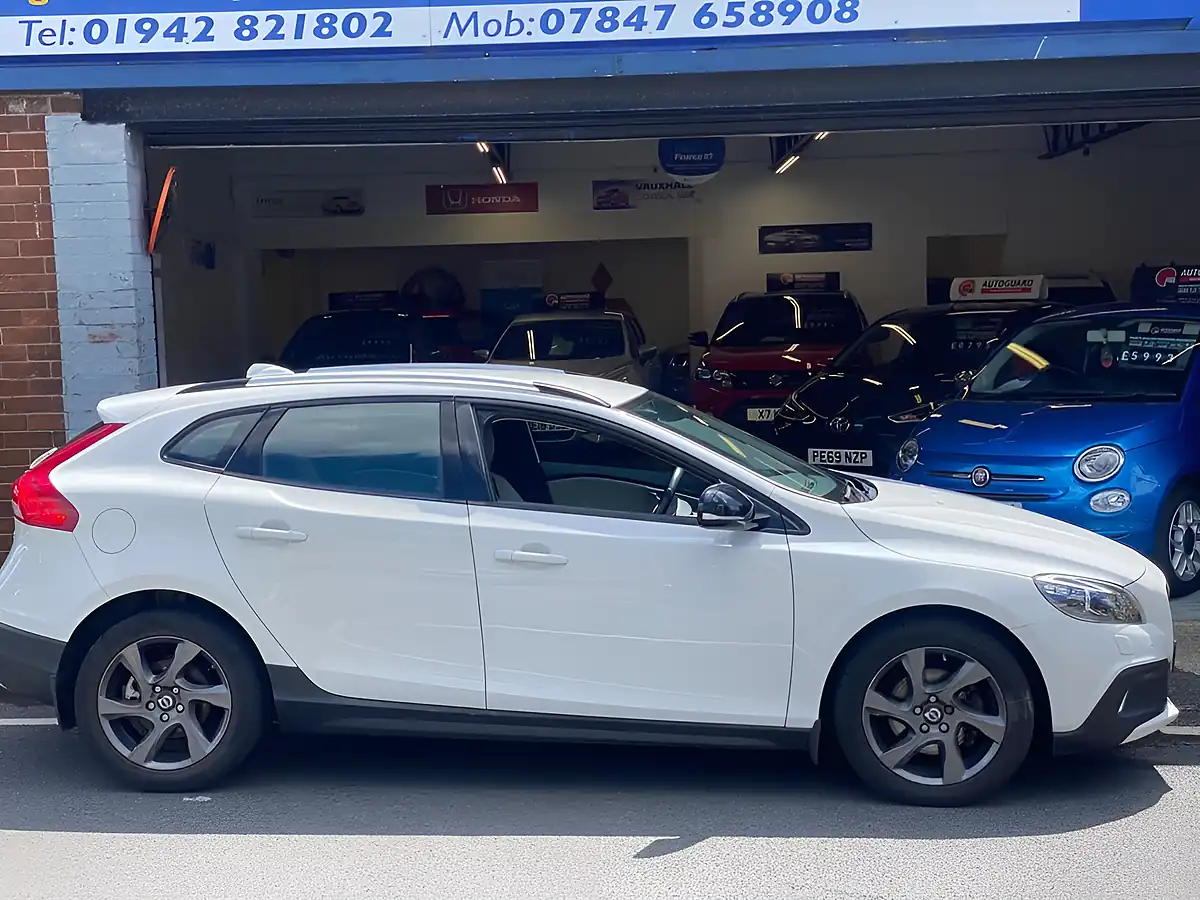 Used 2014 Volvo V40 Cross Country Lux White - Interior and Exterior details 6