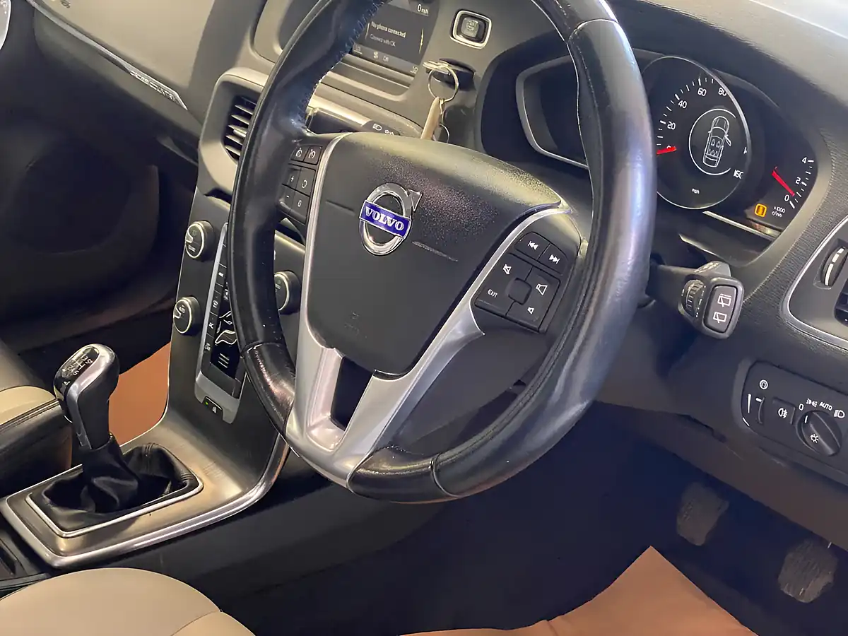 Used 2014 Volvo V40 Cross Country Lux White - Interior and Exterior details 9