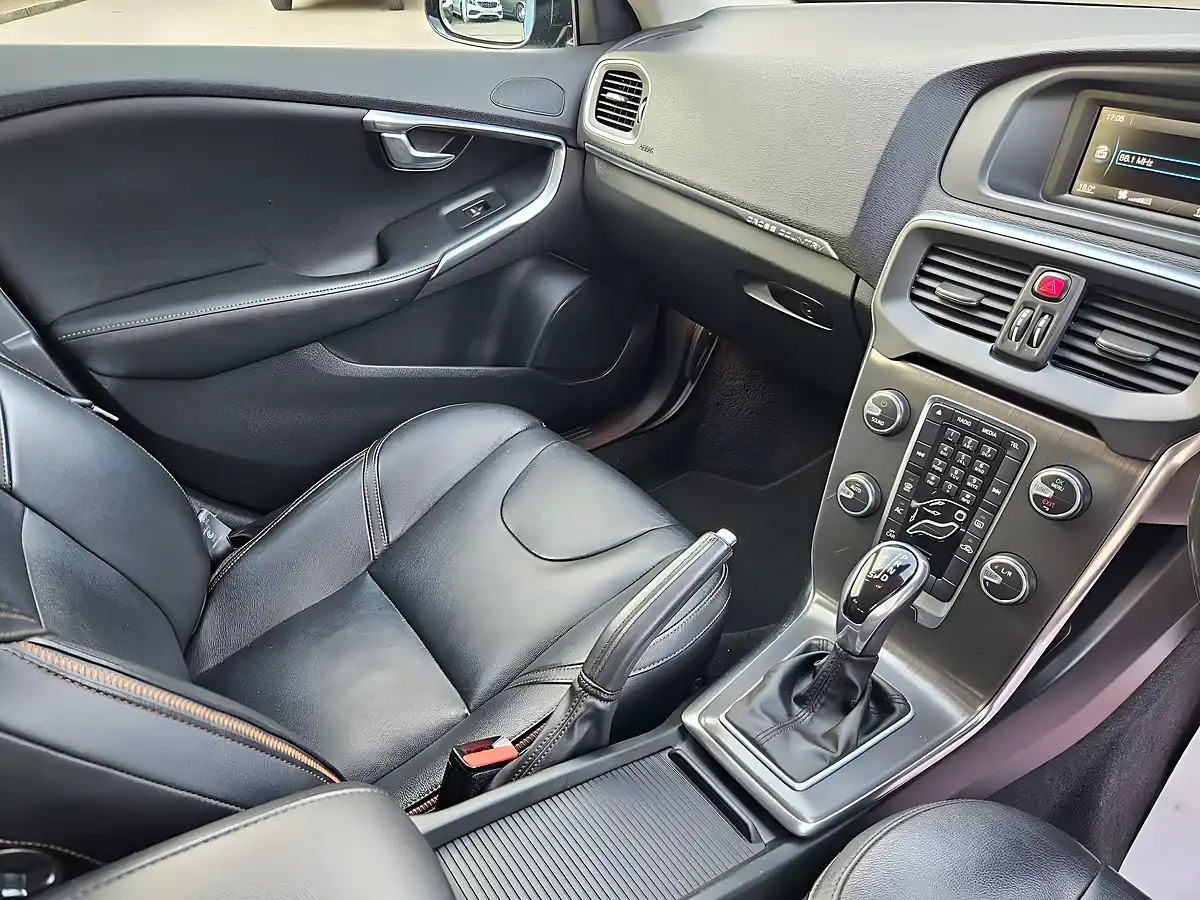 Used 2014 Volvo V40 Cross Country Luxury Power Blue - Interior and Exterior details 10