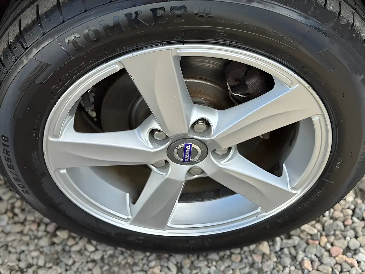 Used 2014 Volvo V40 Es Nav Red - Interior and Exterior details 14