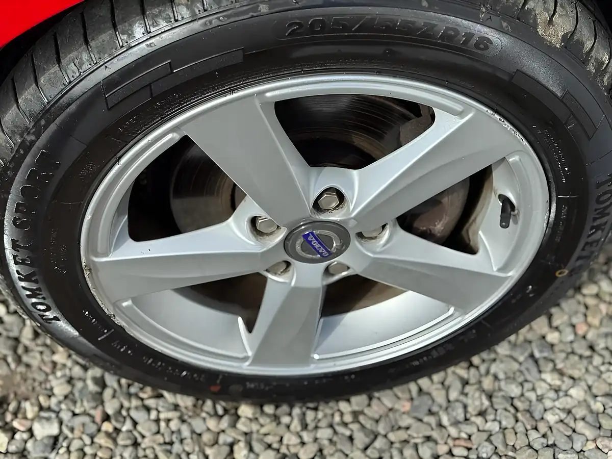 Used 2014 Volvo V40 Es Nav Red - Interior and Exterior details 16