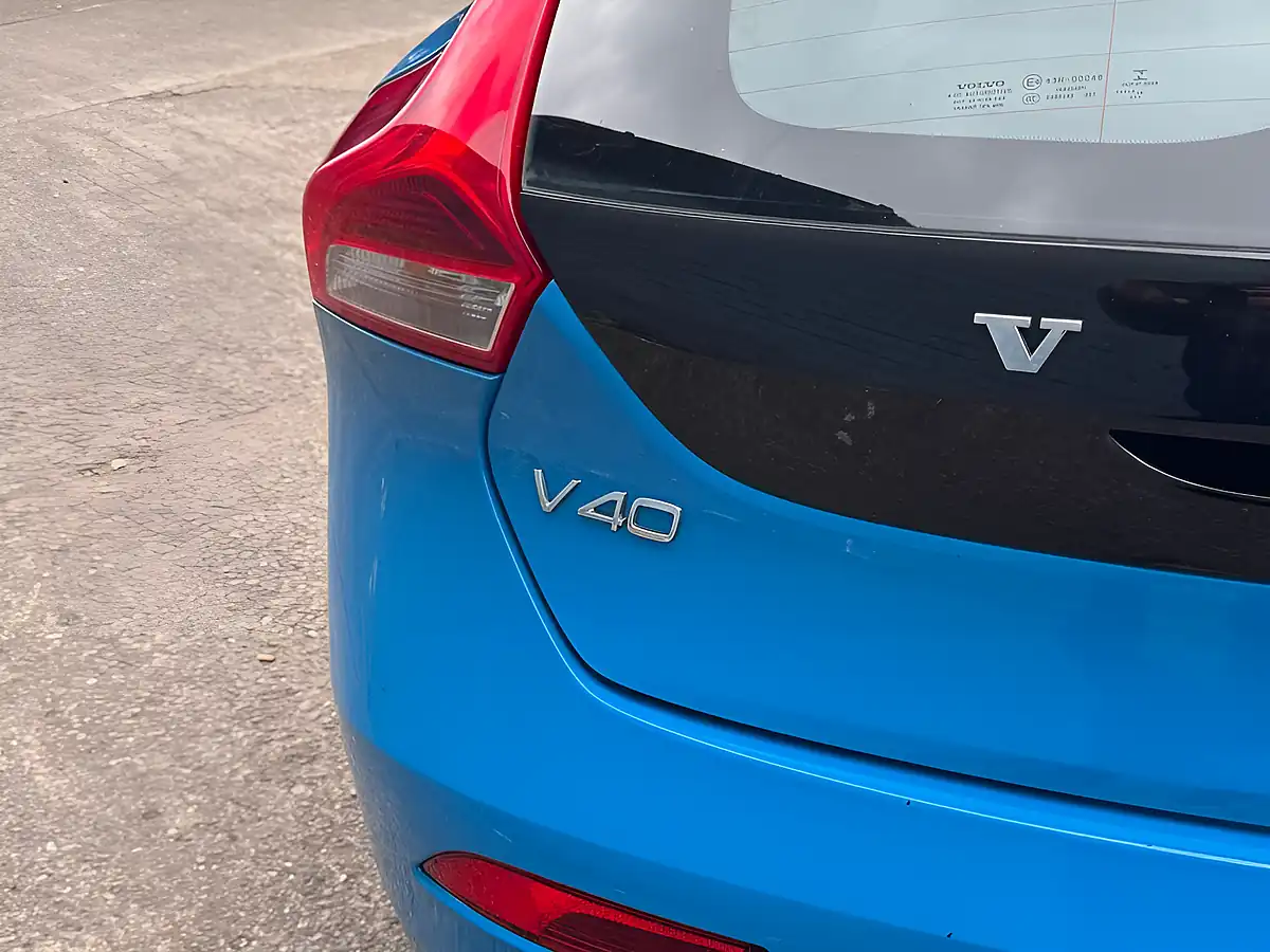 Used 2014 Volvo V40 R-Design Blue - Interior and Exterior details 13