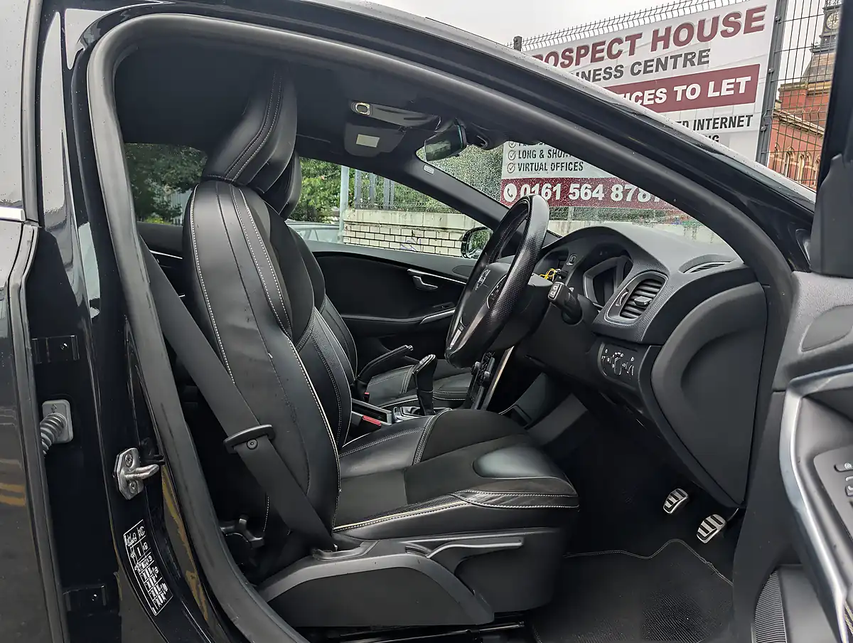 Used 2014 Volvo V40 R-Design - Interior and Exterior details 16