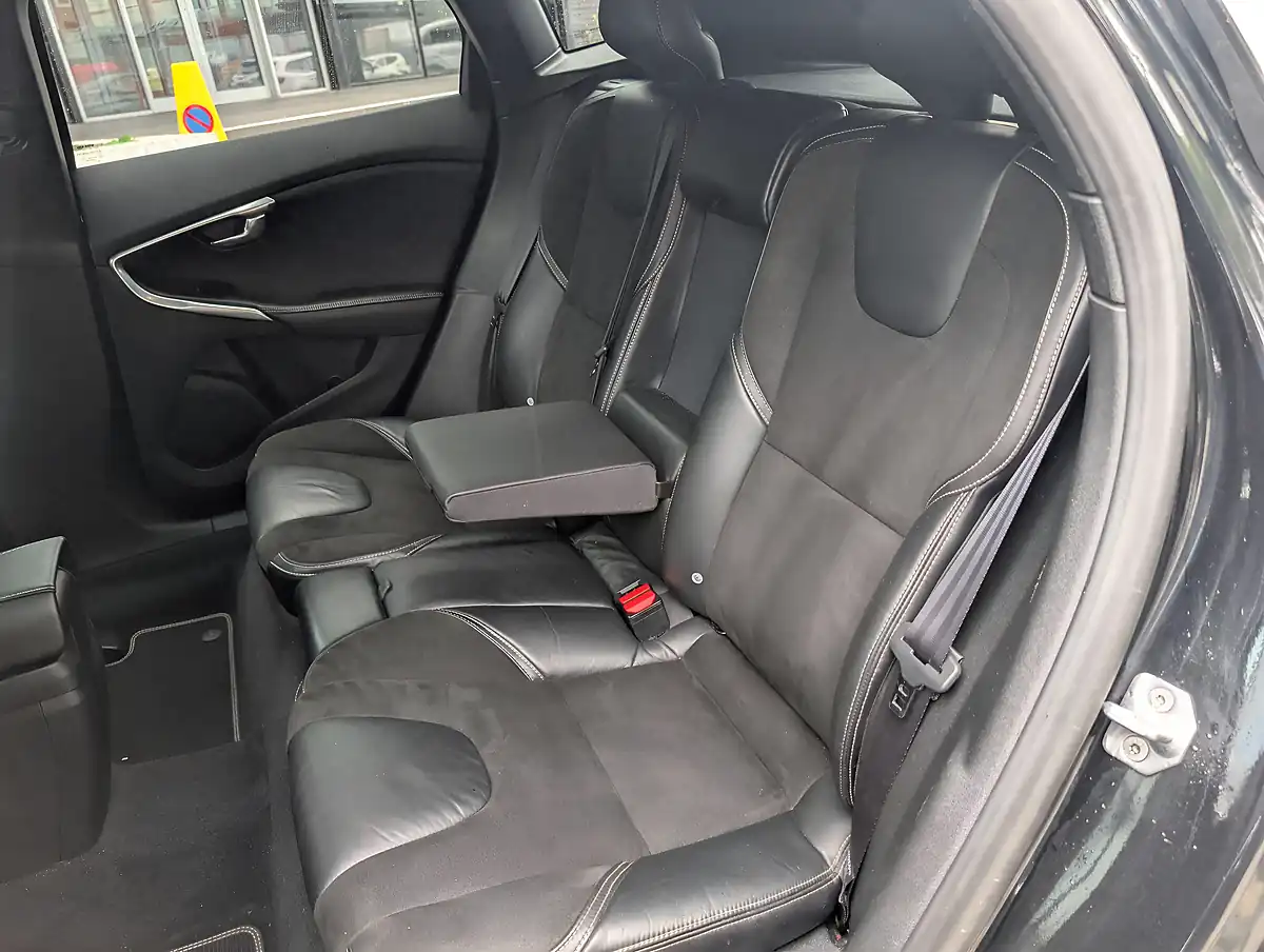 Used 2014 Volvo V40 R-Design - Interior and Exterior details 17