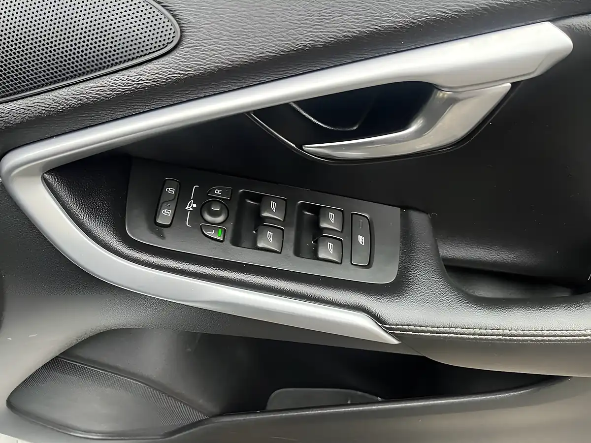 Used 2014 Volvo V40 R-Design White - Interior and Exterior details 20