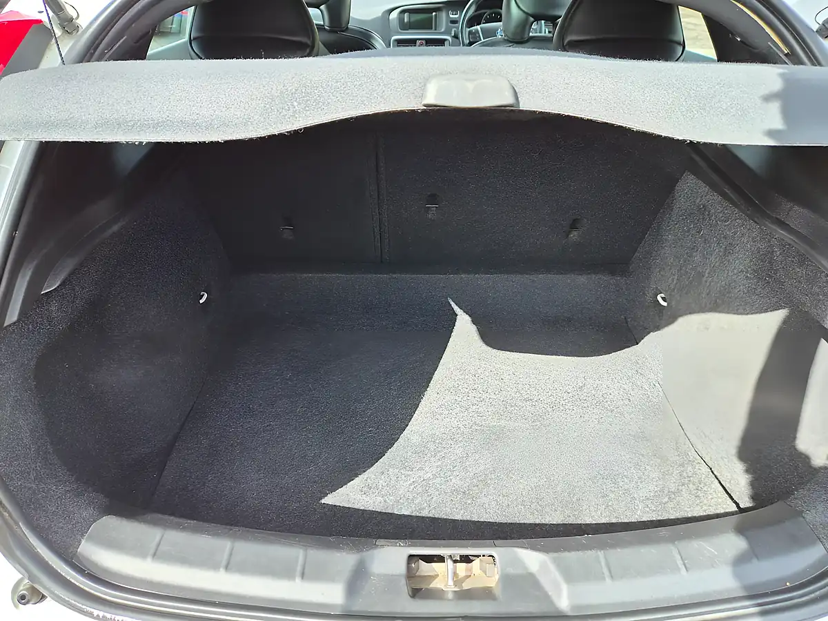 Used 2014 Volvo V40 R-Design White - Interior and Exterior details 18