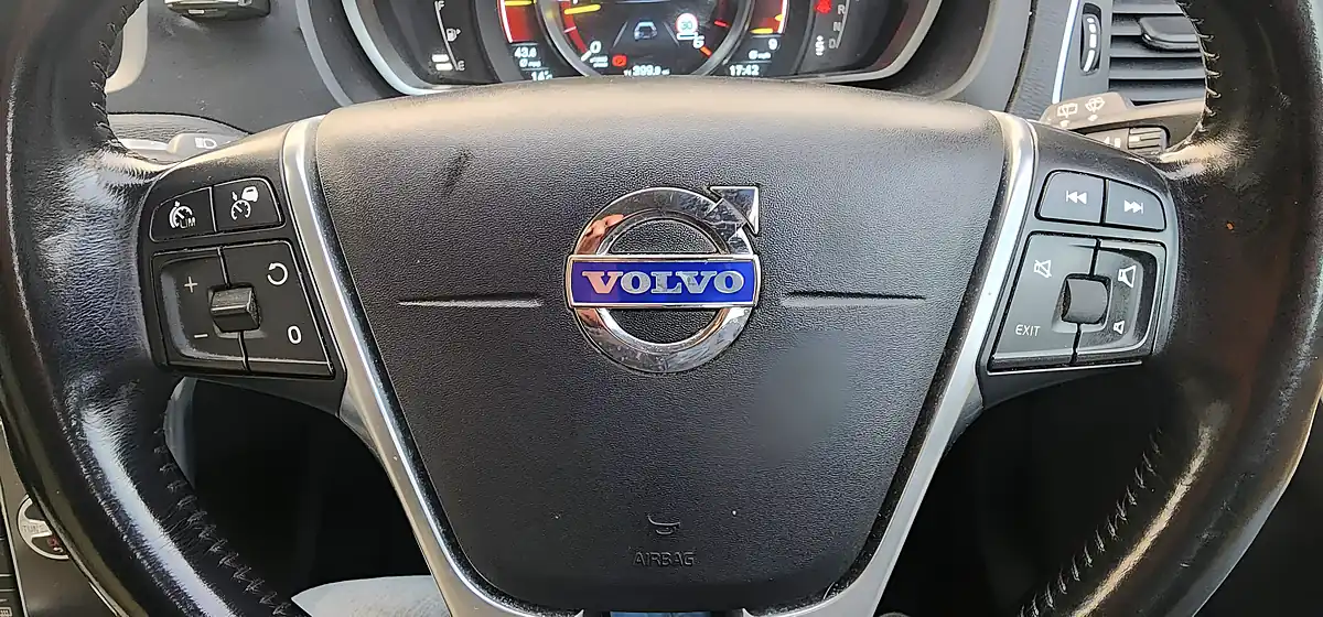 Used 2014 Volvo V40 Se Lux Blue - Interior and Exterior details 13