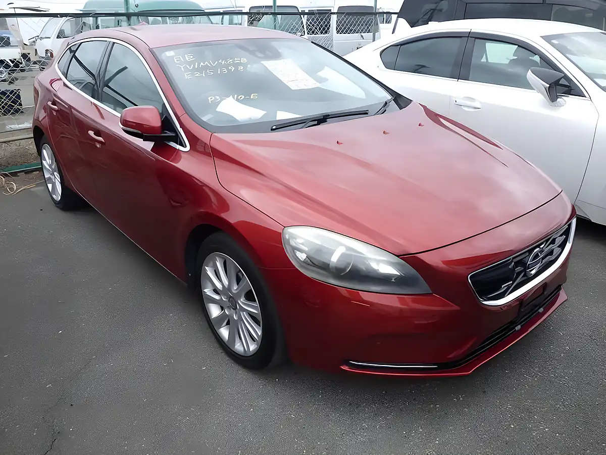 Used 2014 Volvo V40 Se Red - Interior and Exterior details 7
