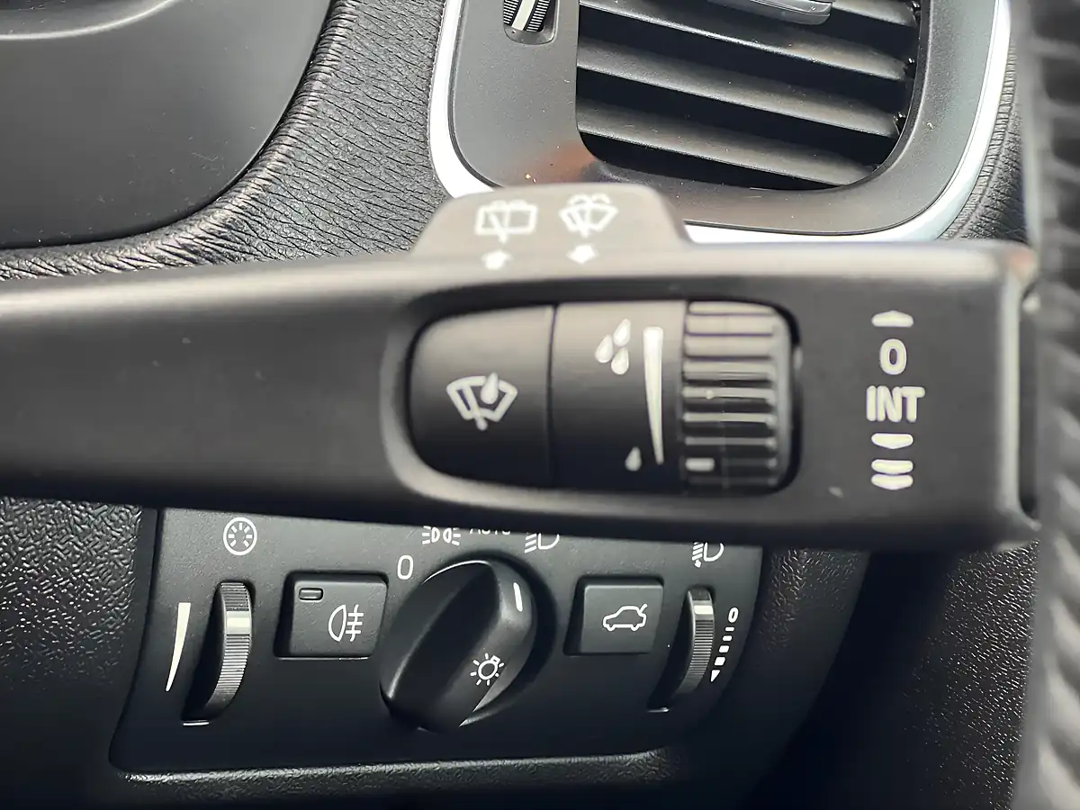 Used 2014 Volvo V40 Se Red - Interior and Exterior details 11