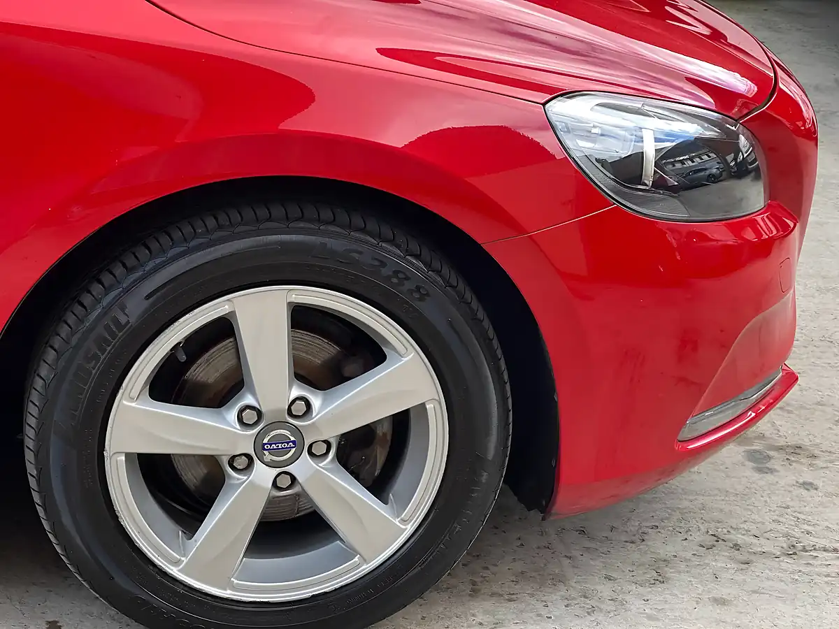 Used 2014 Volvo V40 Se Red - Interior and Exterior details 15