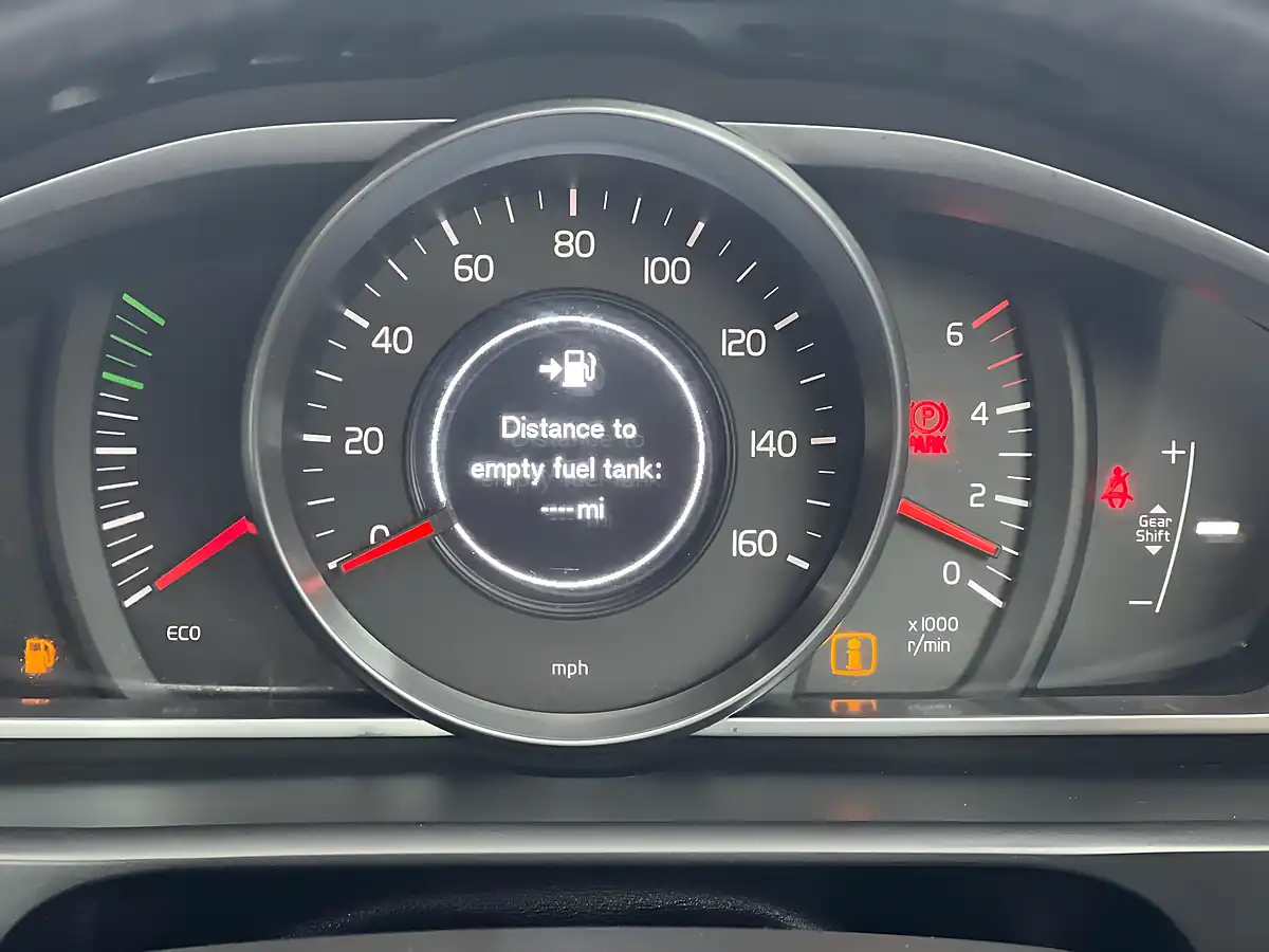 Used 2014 Volvo V40 Se Red - Interior and Exterior details 17