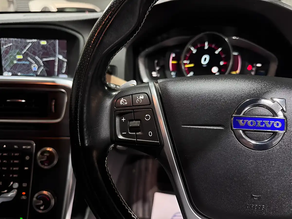 Used 2014 Volvo V60 R-Design Lux Nav Blue - Interior and Exterior details 14
