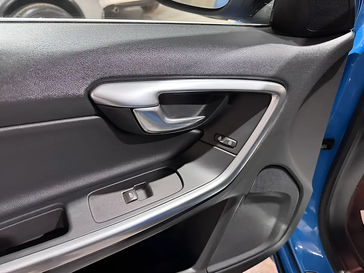 Used 2014 Volvo V60 R-Design Lux Nav Blue - Interior and Exterior details 8