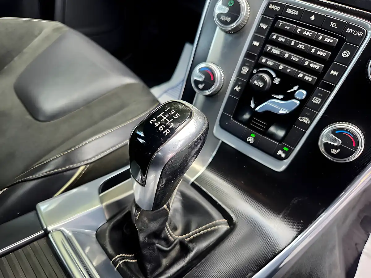 Used 2014 Volvo V60 R-Design Nav Blue - Interior and Exterior details 10