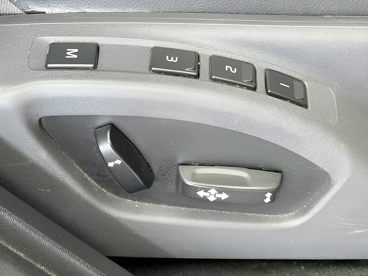 Used 2014 Volvo V60 Se Lux Nav Blue - Interior and Exterior details 13