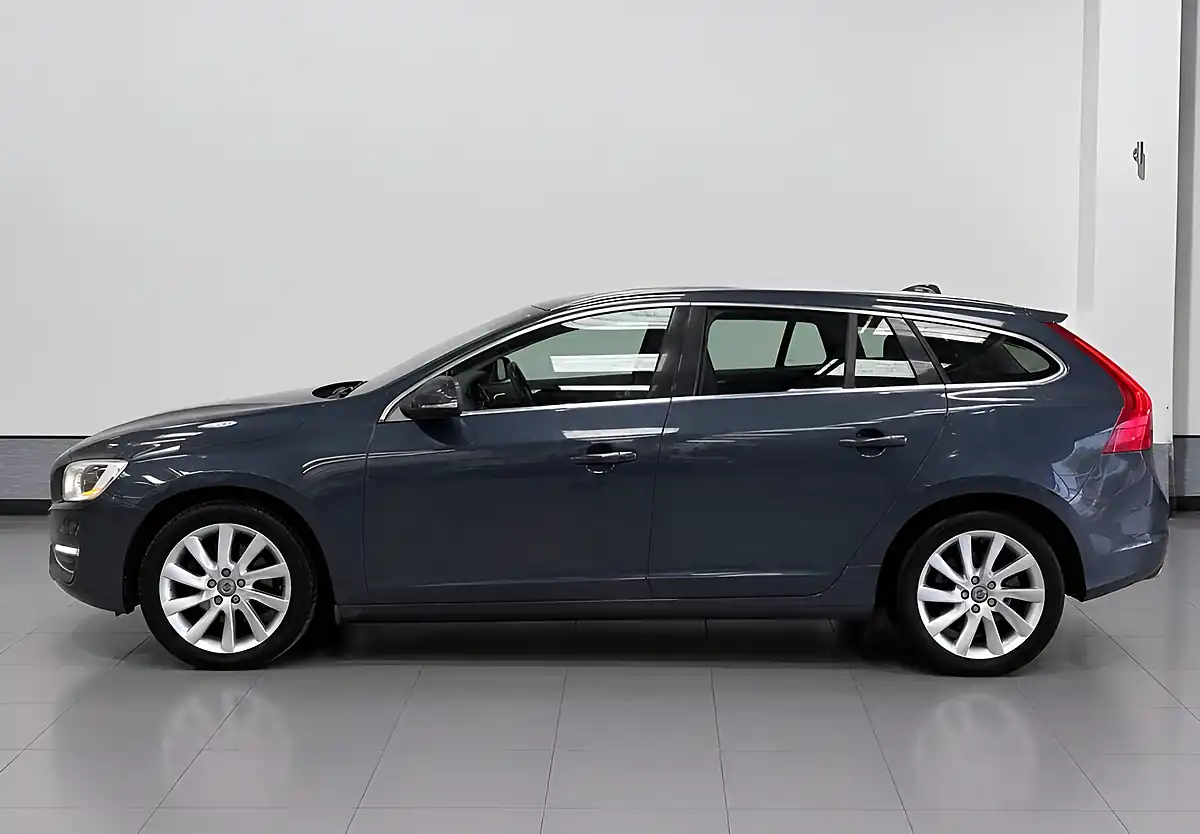 Used 2014 Volvo V60 Se Lux Nav Blue - Interior and Exterior details 4