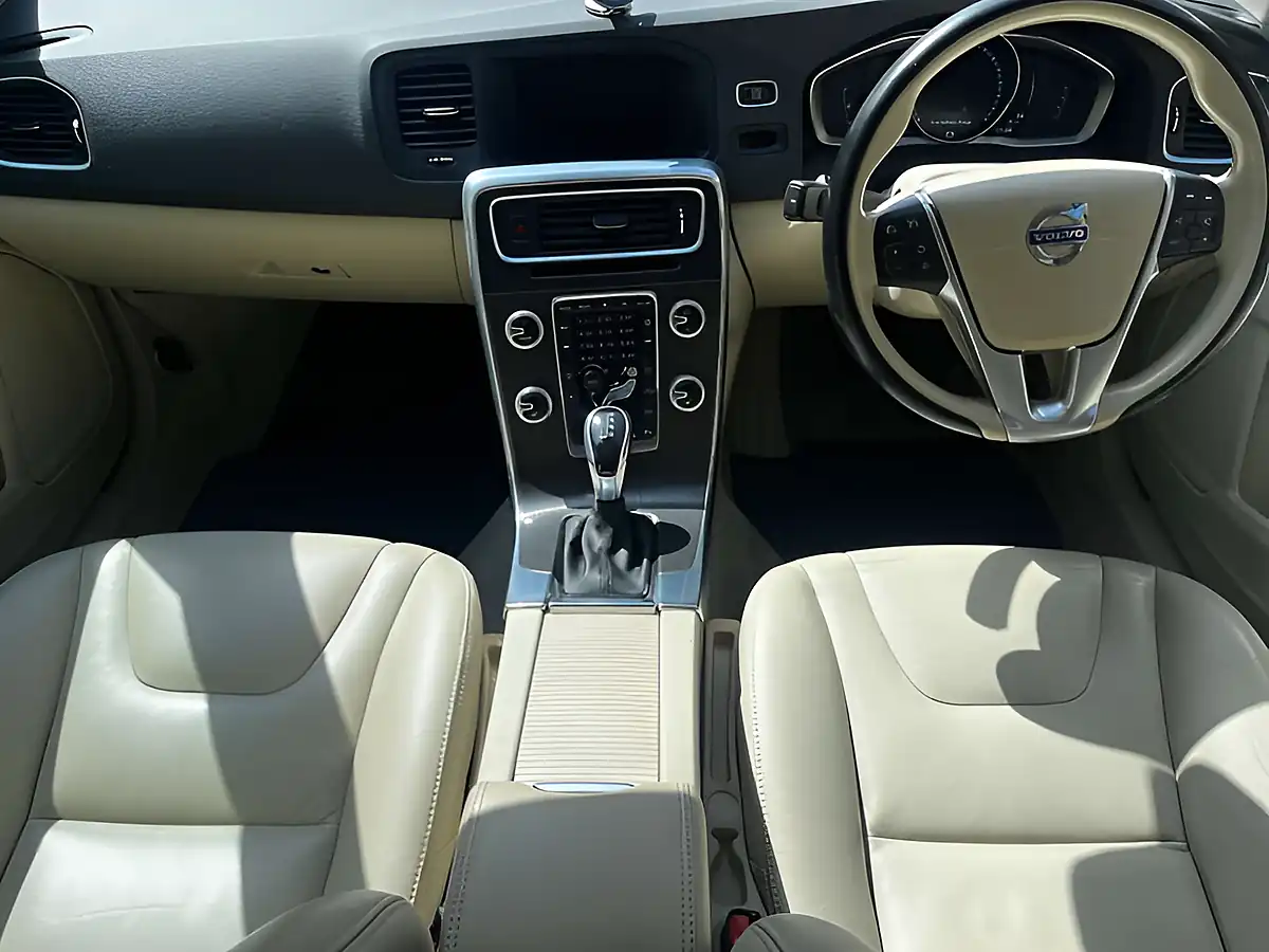 Used 2014 Volvo V60 Se Luxury Nav Gold - Interior and Exterior details 16