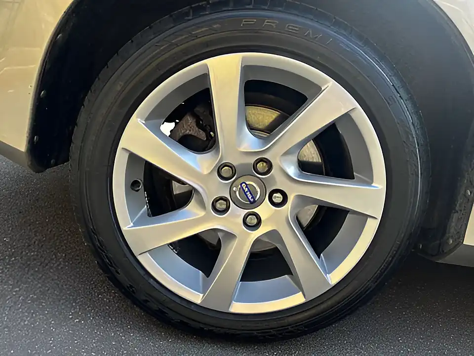 Used 2014 Volvo V60 Se Luxury Nav Gold - Interior and Exterior details 17