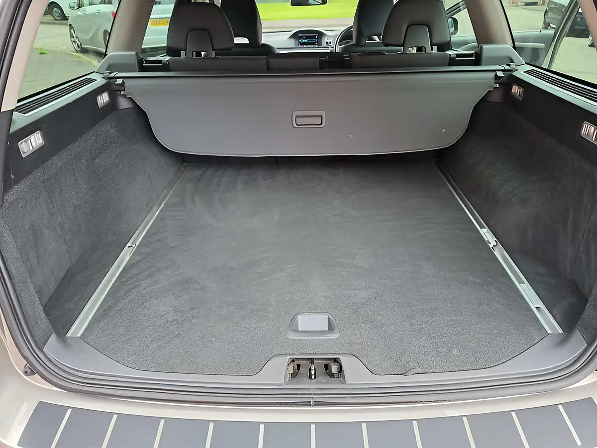 Used 2014 Volvo V70 Business Edition Gold - Interior and Exterior details 17