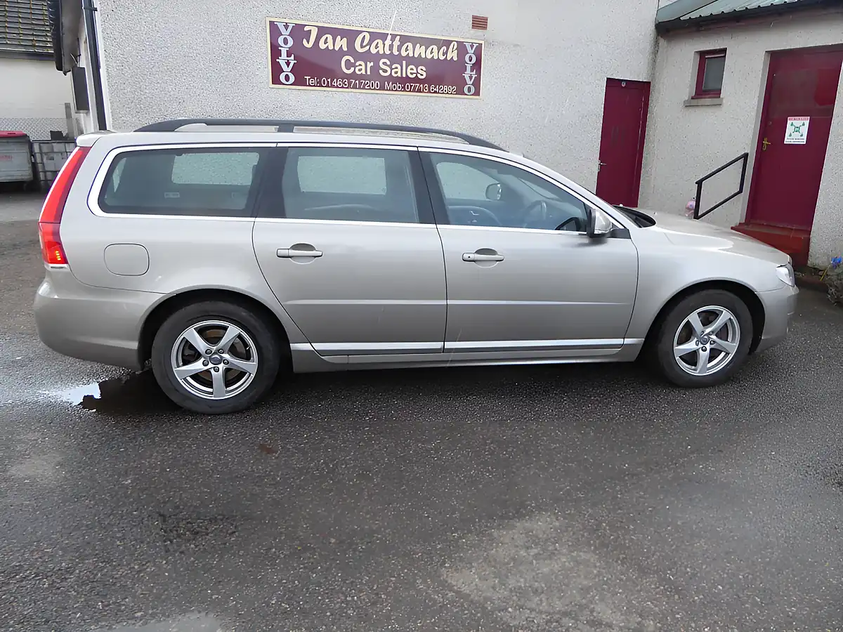 Used 2014 Volvo V70 Business Edition Gold - Front View