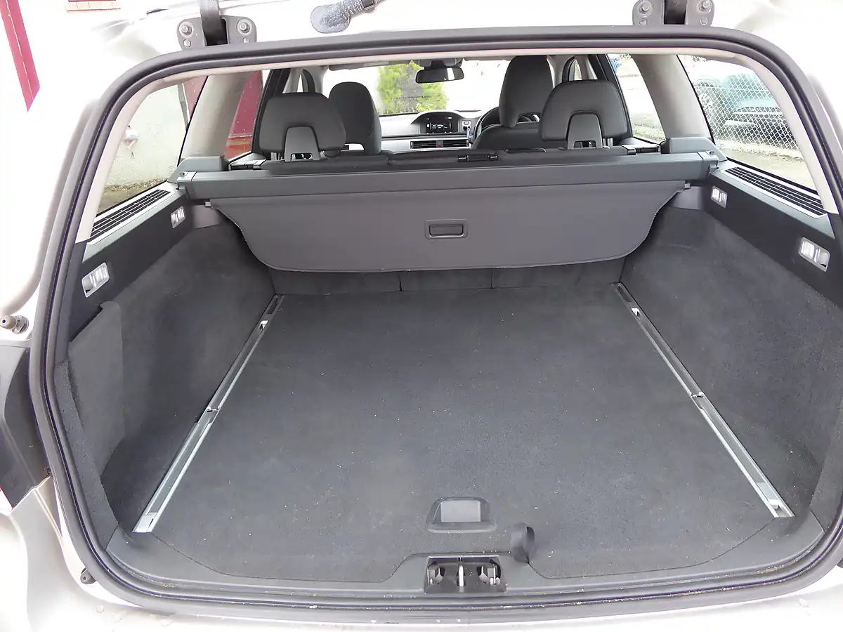 Used 2014 Volvo V70 Business Edition Gold - Interior and Exterior details 6