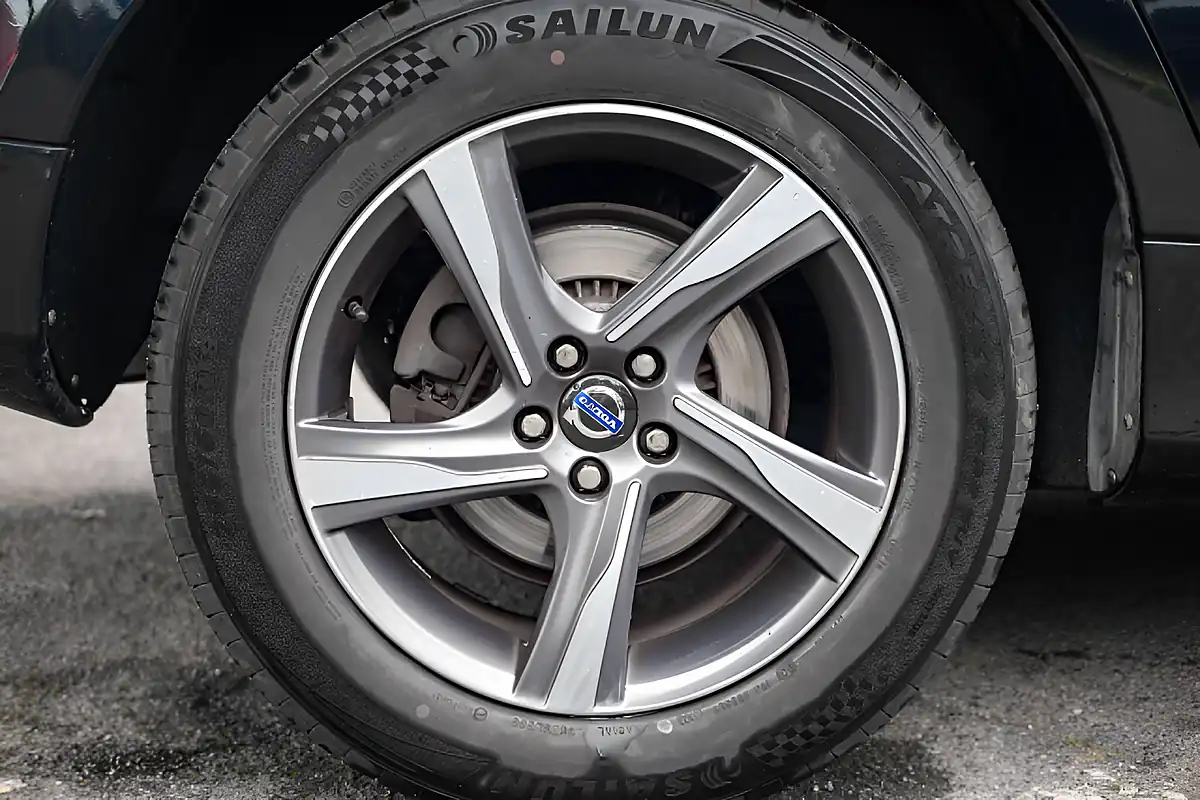 Used 2014 Volvo XC60 R-Design Lux Nav Black Sapphire Metallic - Interior and Exterior details 12