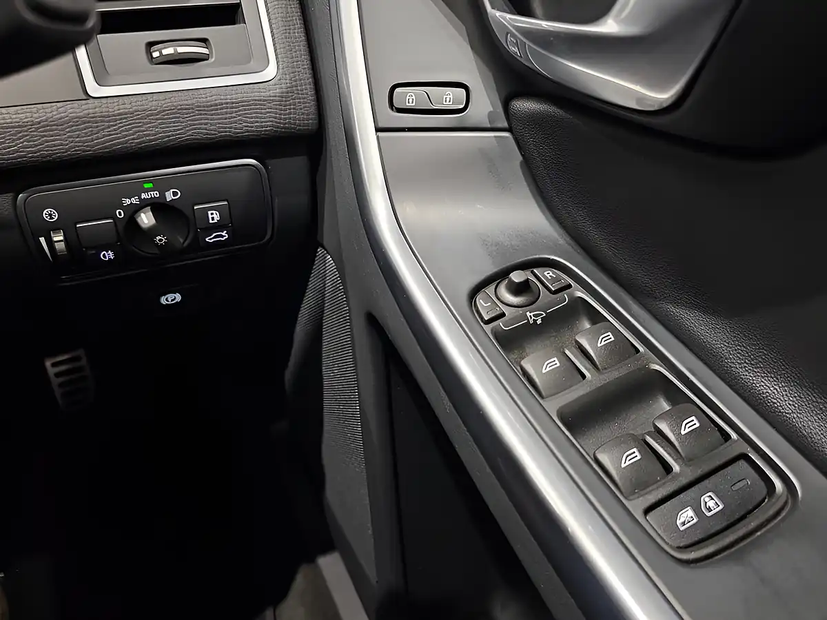Used 2014 Volvo XC60 R-Design Lux Nav White - Interior and Exterior details 19