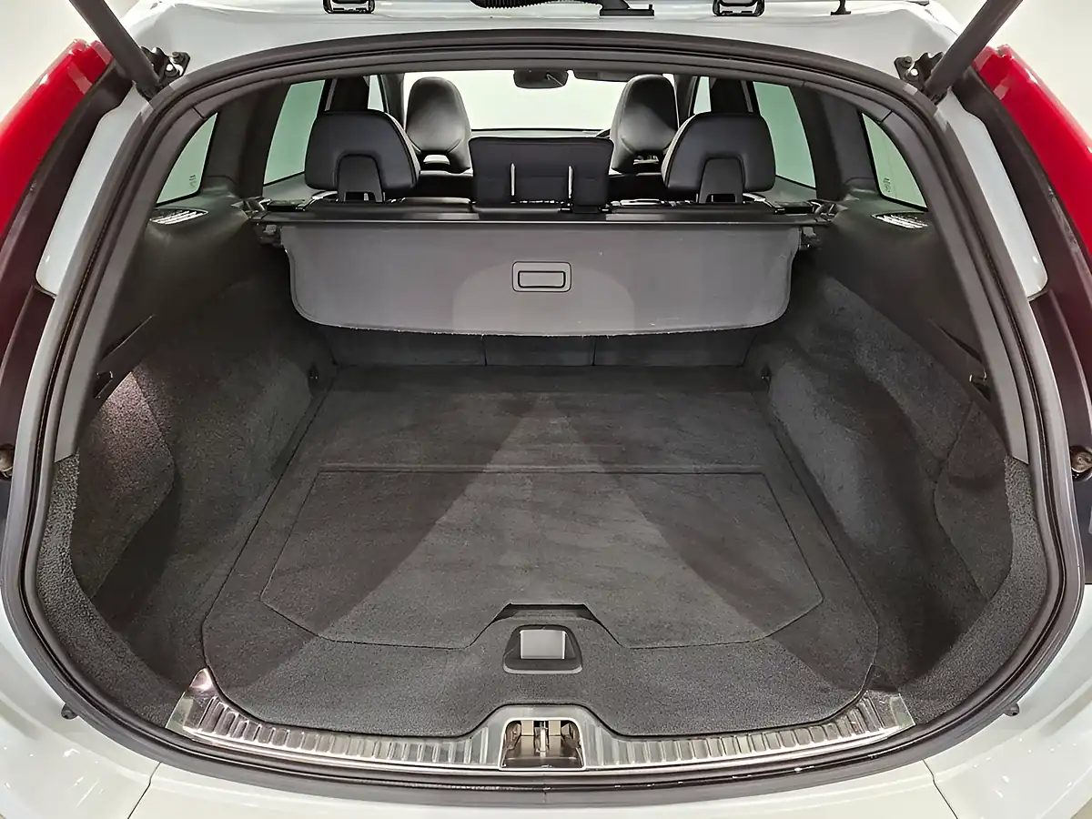 Used 2014 Volvo XC60 R-Design Lux Nav White - Interior and Exterior details 20