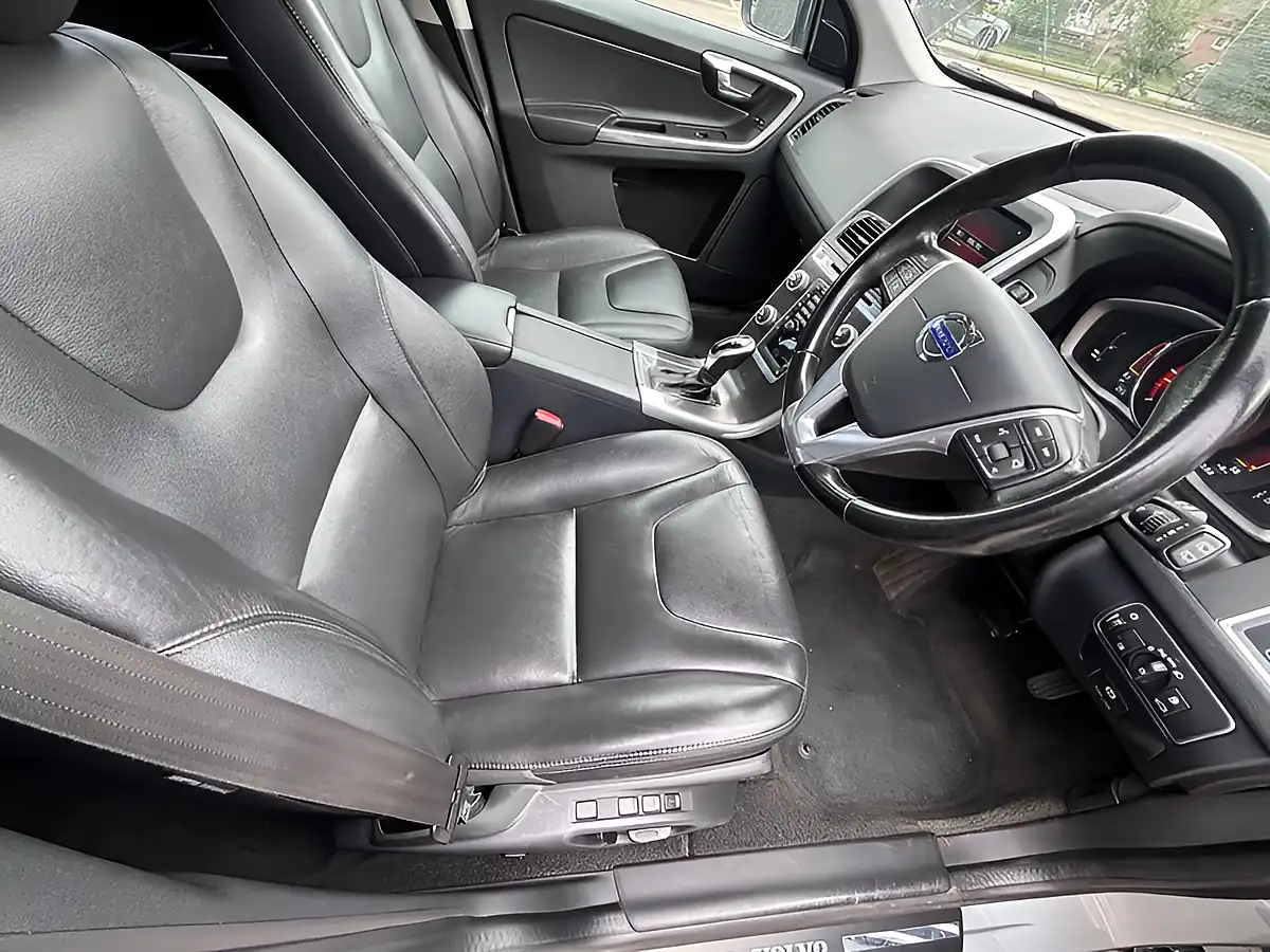 Used 2014 Volvo XC60 Se Lux Nav AWD Light Blue - Interior and Exterior details 9