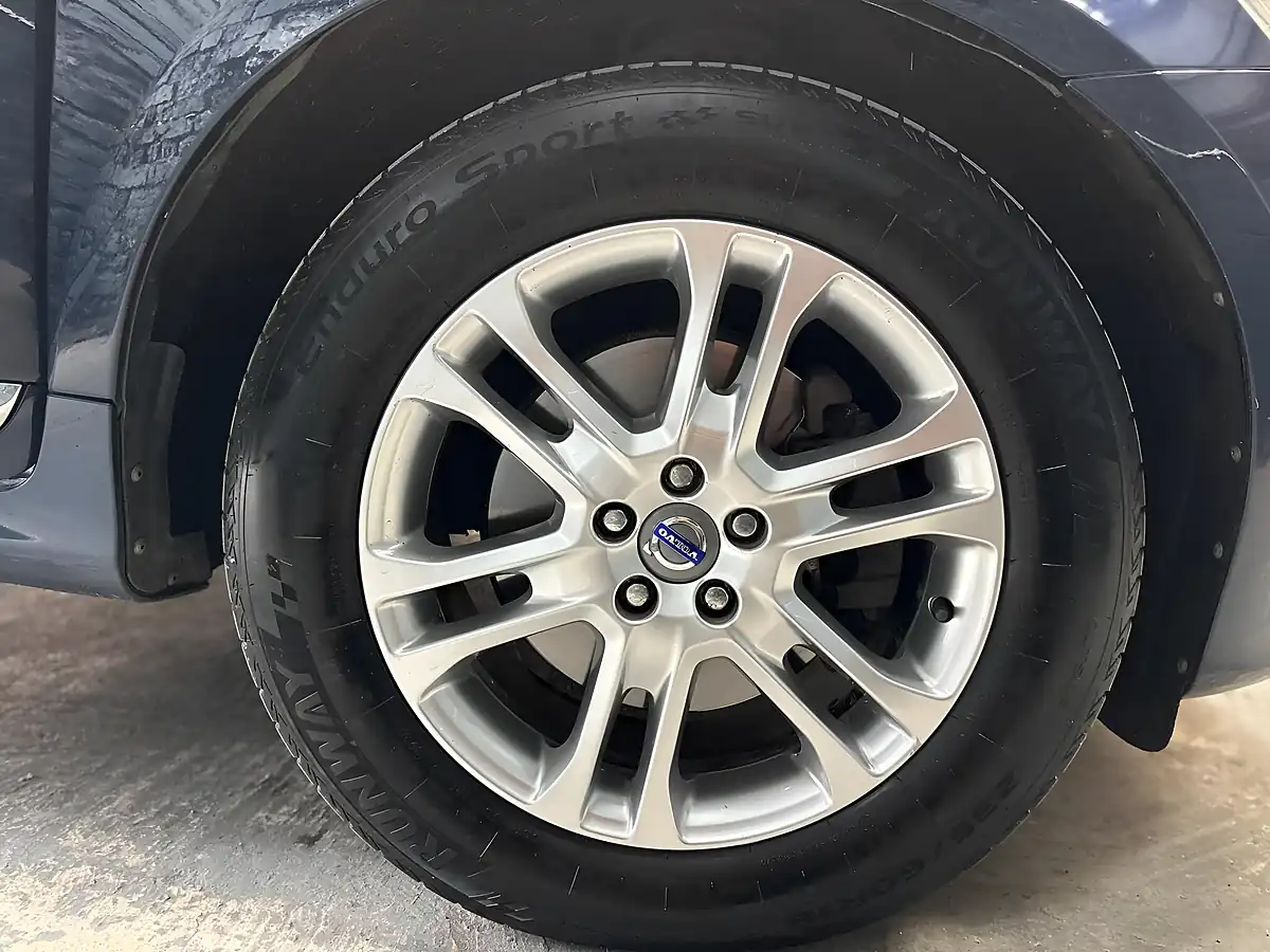 Used 2014 Volvo XC60 Se Lux Nav Blue - Interior and Exterior details 16