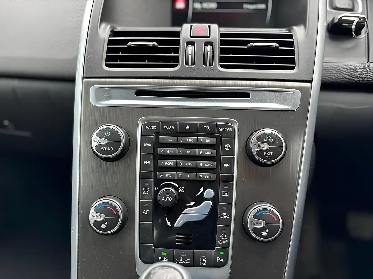 Used 2014 Volvo XC60 Se Lux Nav Blue - Interior and Exterior details 18