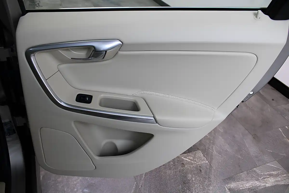 Used 2014 Volvo XC60 Se Lux Nav Gold - Interior and Exterior details 15