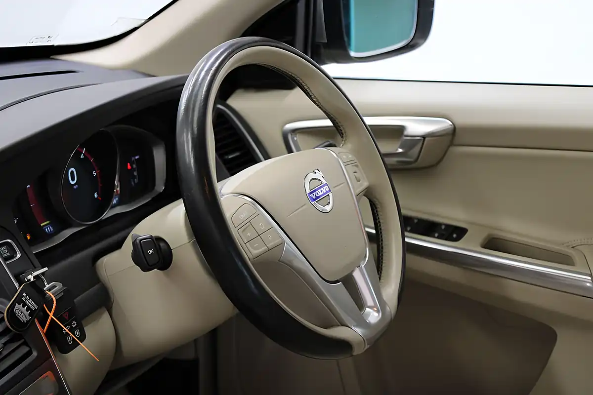 Used 2014 Volvo XC60 Se Lux Nav Gold - Interior and Exterior details 18