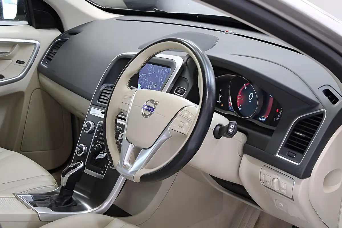 Used 2014 Volvo XC60 Se Lux Nav Gold - Interior and Exterior details 20
