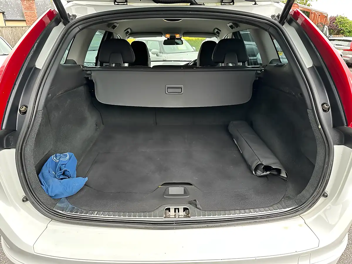 Used 2014 Volvo XC60 Se White - Interior and Exterior details 14