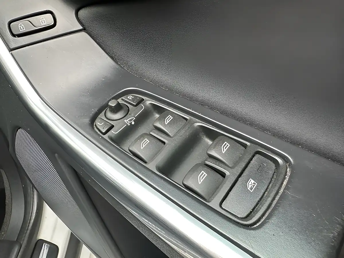 Used 2014 Volvo XC60 Se White - Interior and Exterior details 15