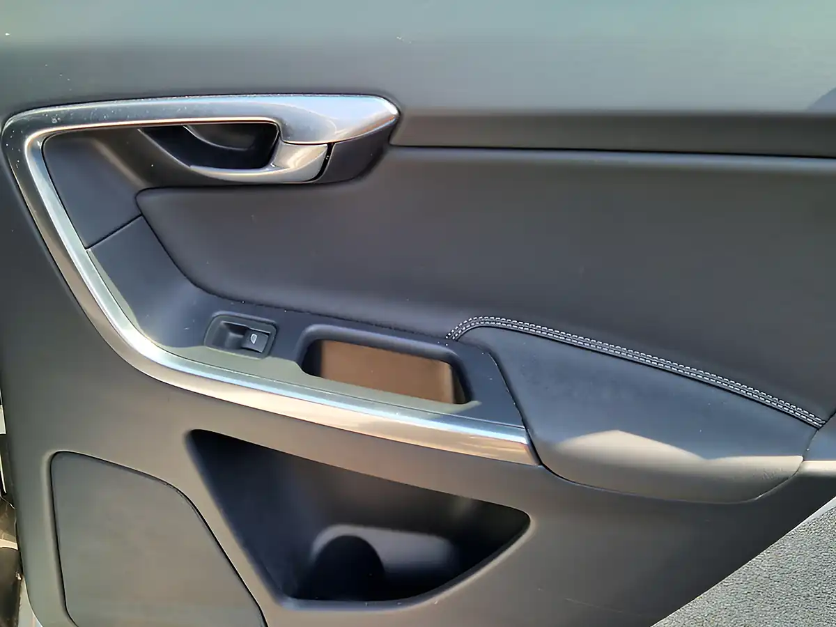 Used 2014 Volvo XC60 Se White - Interior and Exterior details 16