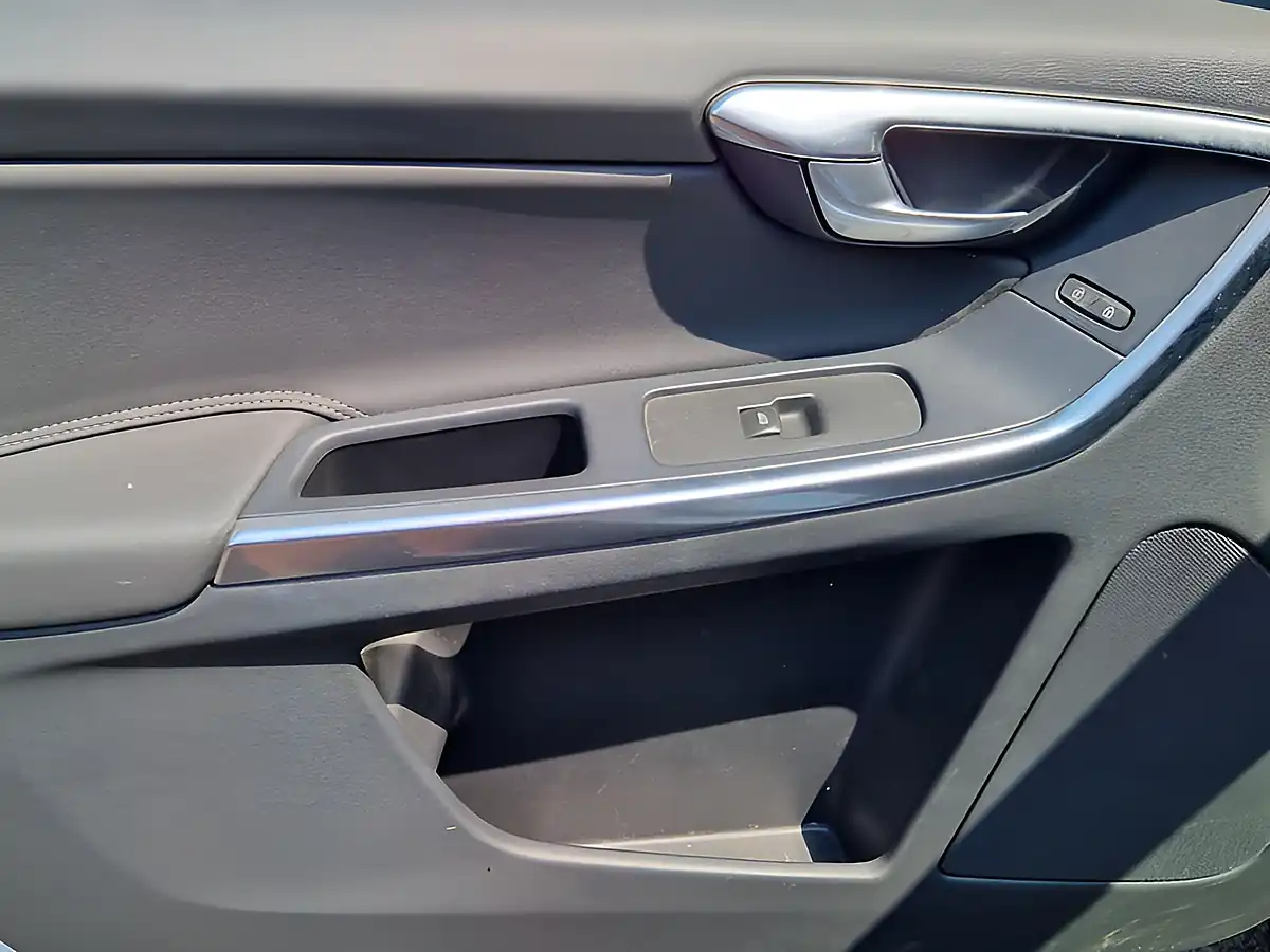 Used 2014 Volvo XC60 Se White - Interior and Exterior details 17