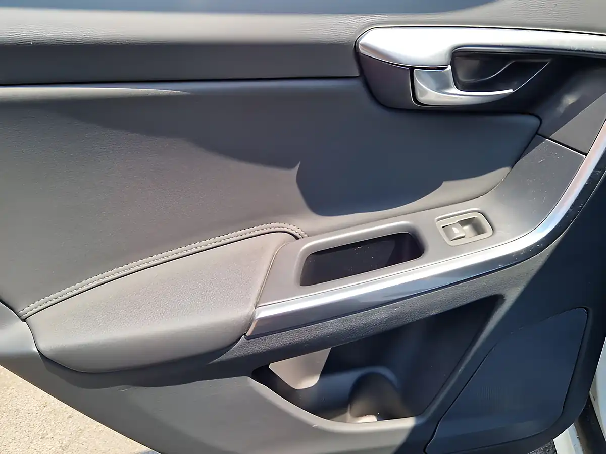 Used 2014 Volvo XC60 Se White - Interior and Exterior details 18