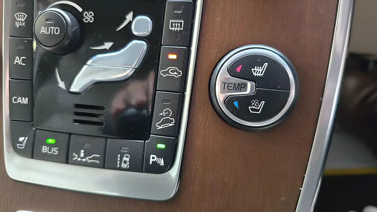 Used 2014 Volvo XC70 Se Lux Blue - Interior and Exterior details 11