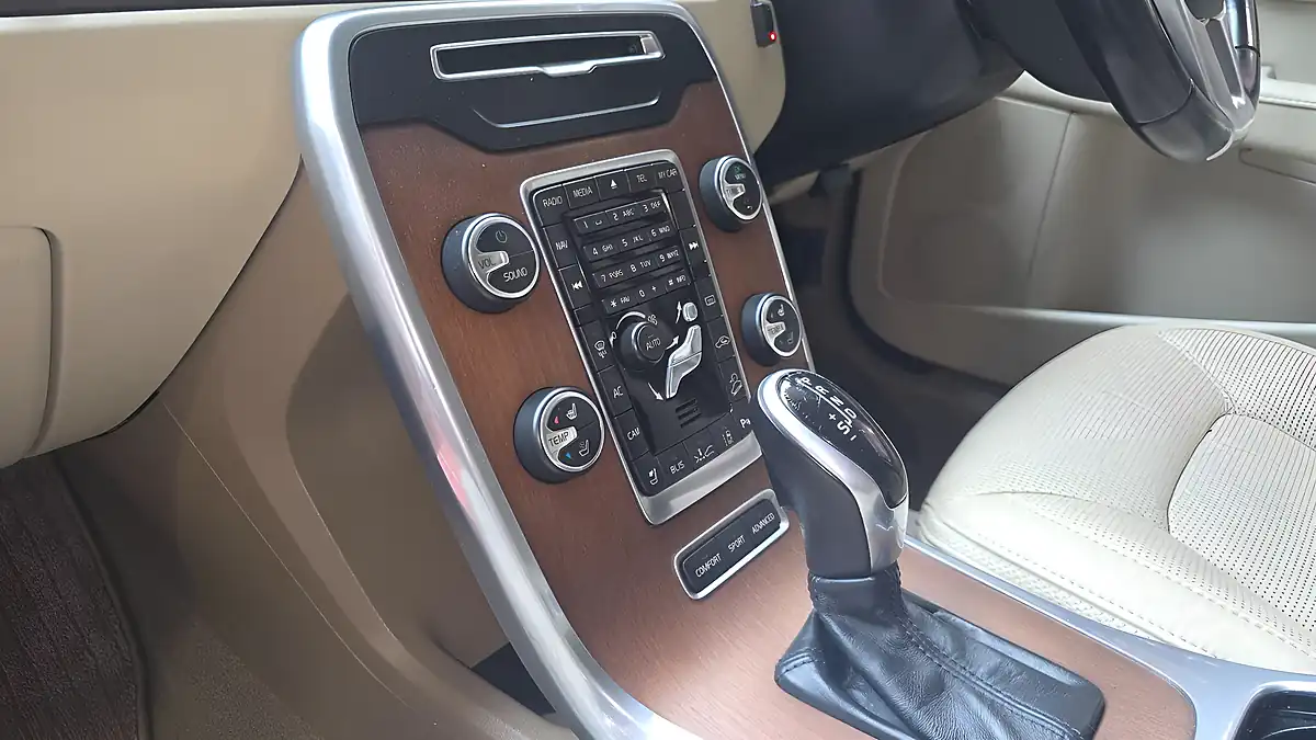 Used 2014 Volvo XC70 Se Lux Blue - Interior and Exterior details 13