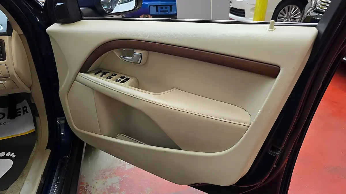 Used 2014 Volvo XC70 Se Lux Blue - Interior and Exterior details 15