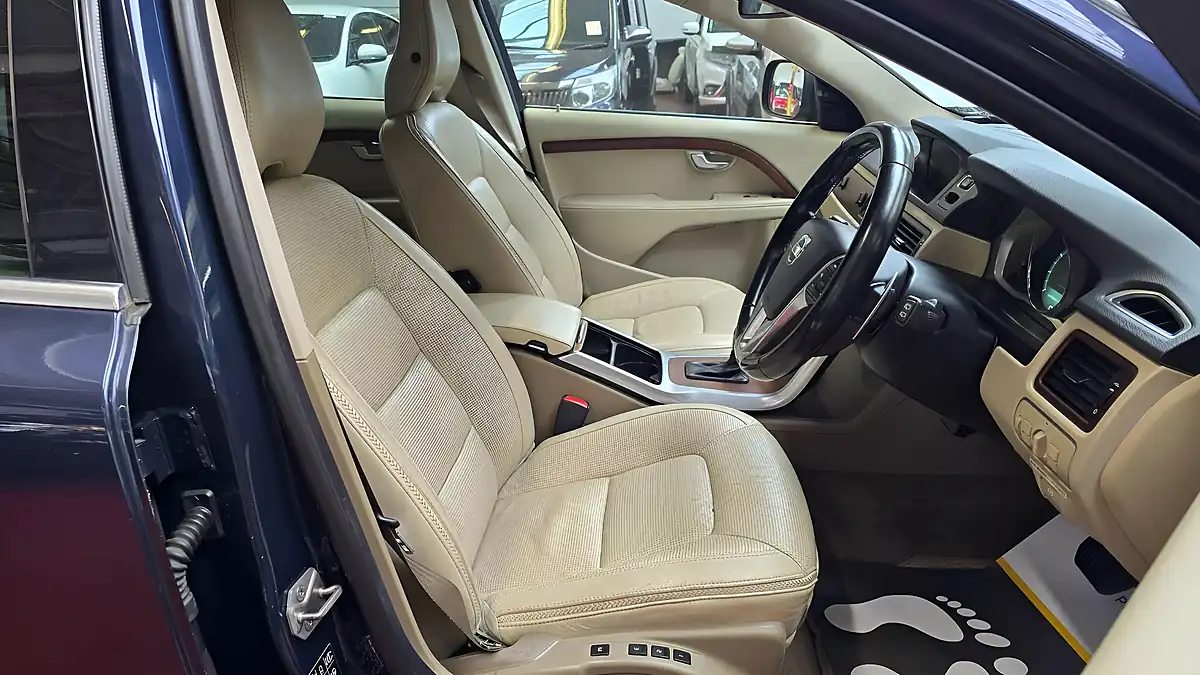 Used 2014 Volvo XC70 Se Lux Blue - Interior and Exterior details 6