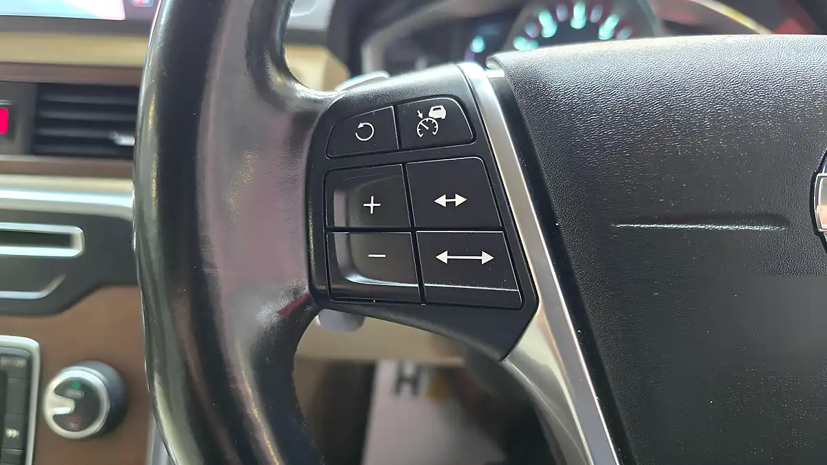 Used 2014 Volvo XC70 Se Lux Blue - Interior and Exterior details 9